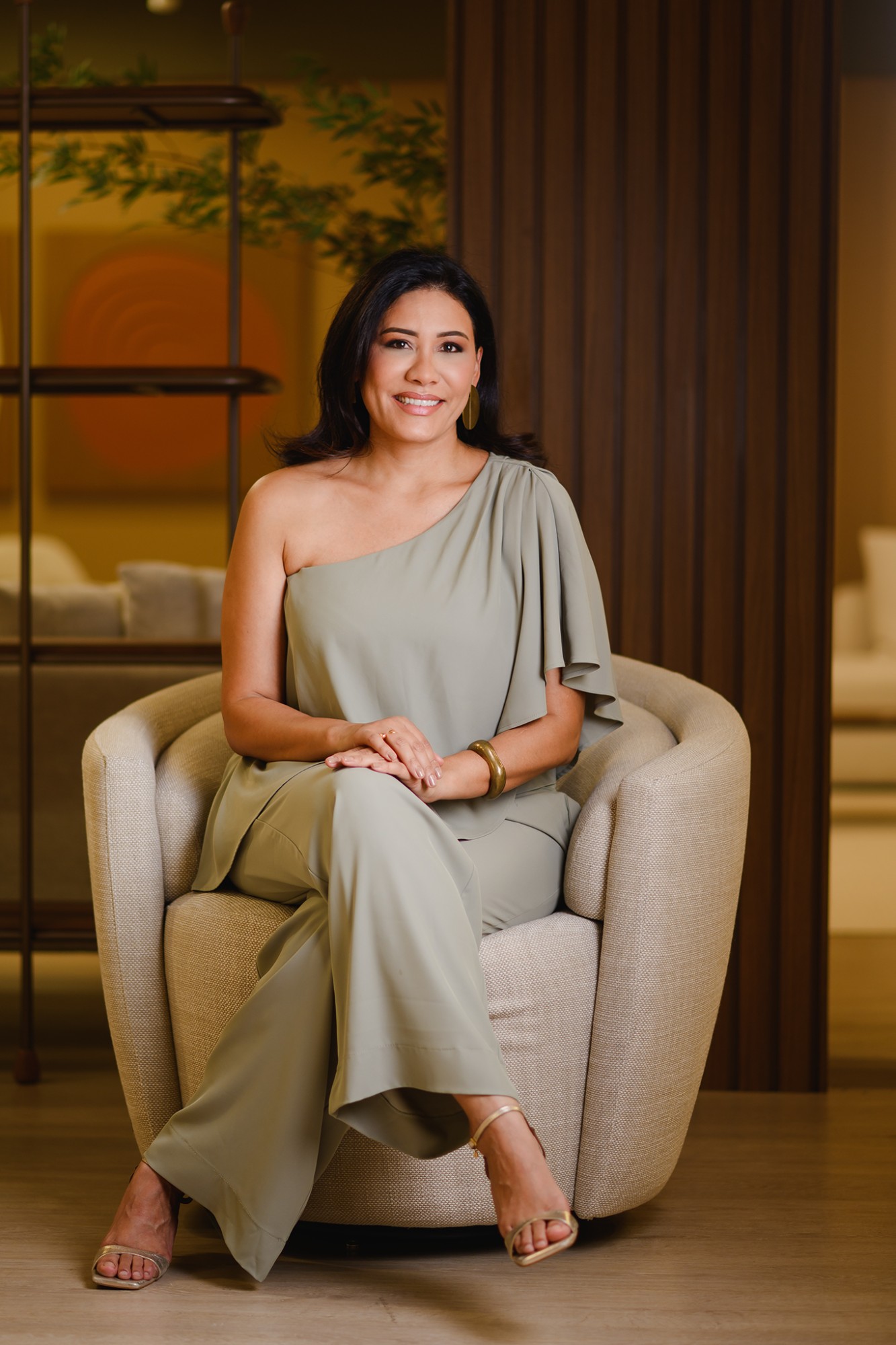 Dra. Nathalia Matos sentada em uma poltrona